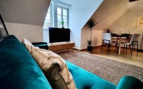 One Apartment's Albertsplatz - Design, Altbau&Zentral